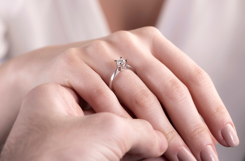 bague solitaire portée par un femme