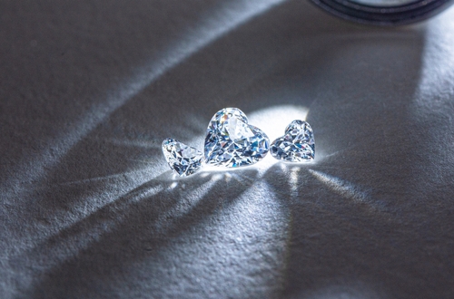 trois petits diamants en forme de coeur