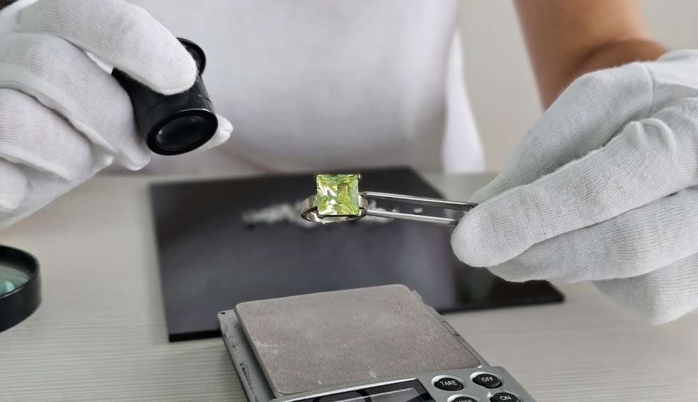 evaluation d'une gemme verte en laboratoire