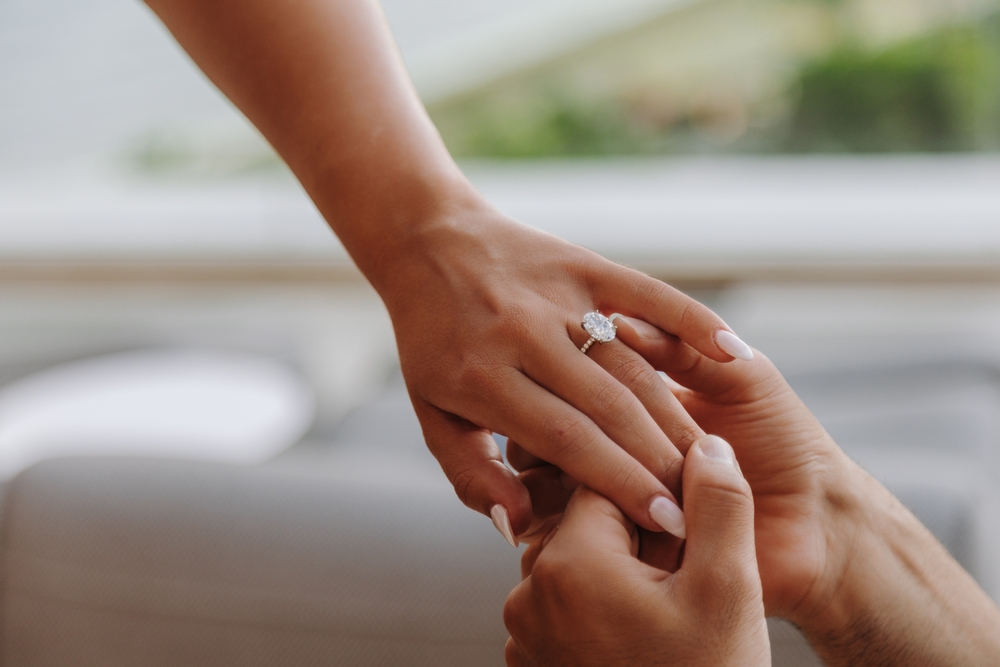bague de fiancailles offerte à une femme