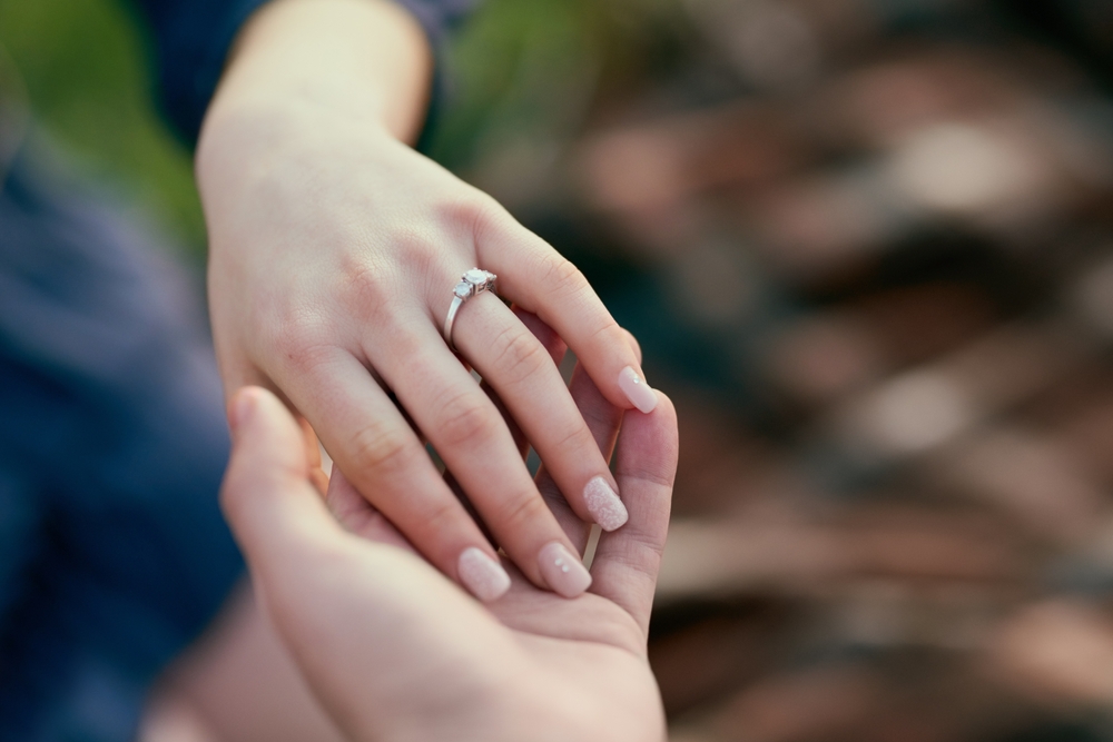 bague offerte pour l'engagement d'un couple